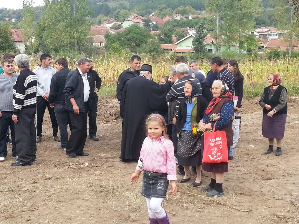 Владика Игњатије са мештанима Пањевца 27.09.2013.године