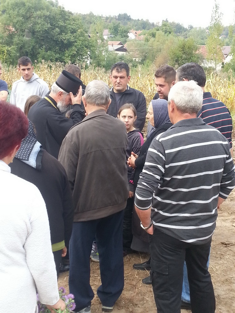 Владика Игњатије са мештанима Пањевца 27.09.2013.године