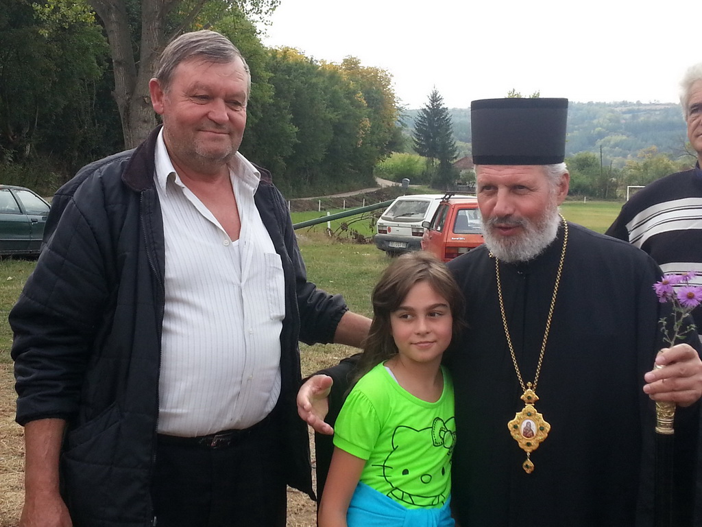 Владика Игњатије са мештанима Пањевца 27.09.2013.године